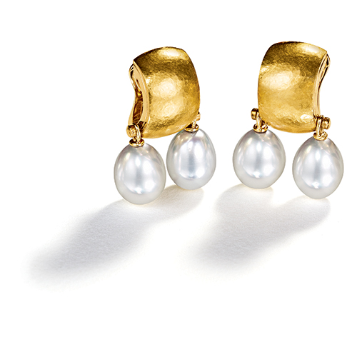 Belperron-Tonneau-Pendant-Earclips in Pearl and Virgin Gold